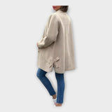 Dugi Kaput s Klasičnom Linijom i Gumbima