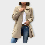 Dugi Kaput s Klasičnom Linijom i Gumbima