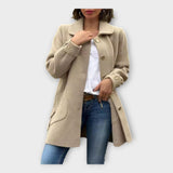 Dugi Kaput s Klasičnom Linijom i Gumbima